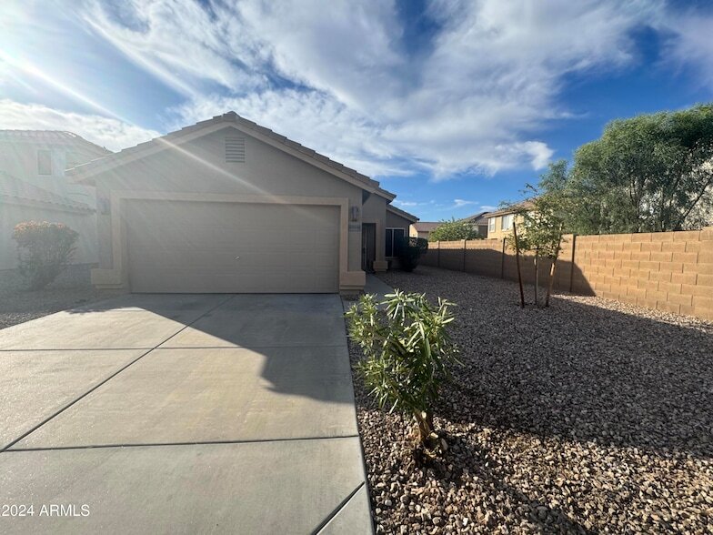 Foto principal - 22661 W Mesquite Dr