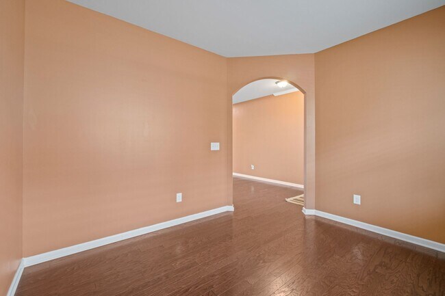 Foto del edificio - This Beautiful 5 Bedrooms, 3.5 Bathrooms is Located Steele Creek, in Berewick
