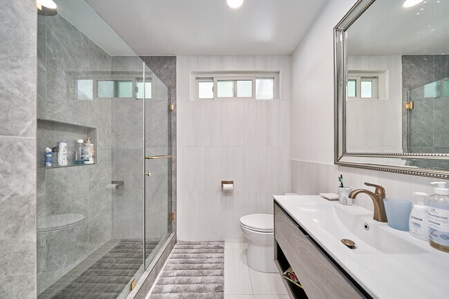 Foto del edificio - 6231 Lochvale Dr