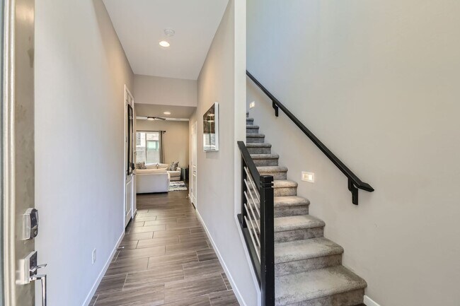 Building Photo - Gorgeous townhome in gated community-fully furnished!