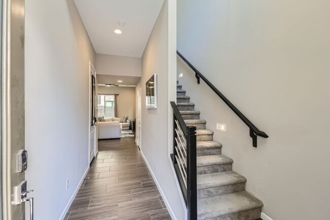 Building Photo - Gorgeous townhome in gated community-fully...