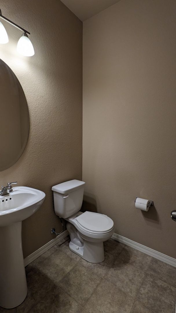 Foto del edificio - LARGE TWO STORY 3 BED/2.5 BATH W/3 CAR GAR...
