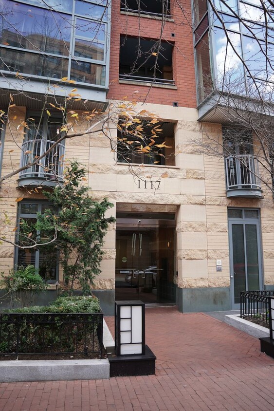 Foto principal - Amazing 1 BR/1 BA Corner Penthouse Condo i...