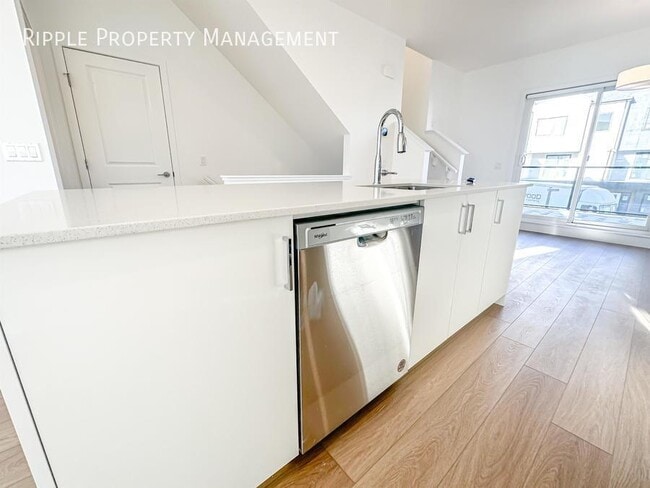 Building Photo - AMAZING 3 BEDS+ DEN/ 2.5 BATHS TOWNHOUSE