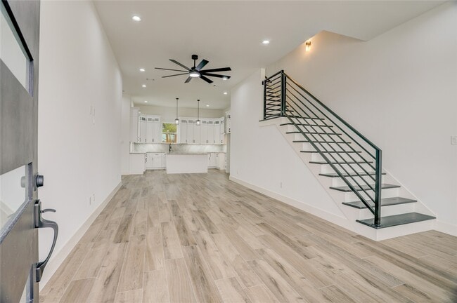 Building Photo - 6814 Hartland St