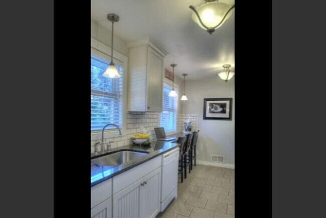 Foto del edificio - Available June 5th Spacious 3 Bedroom Rancher with Finished Basement & Beautiful Upgrades