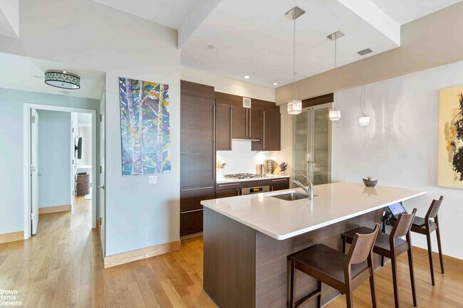Building Photo - 415 W 44th St
