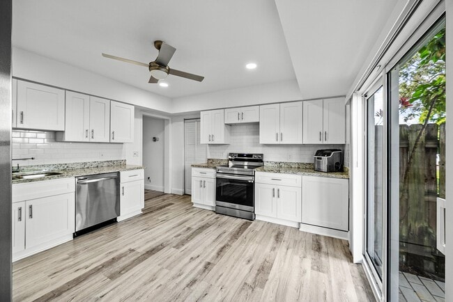 Foto del edificio - 6165 Old Court Rd