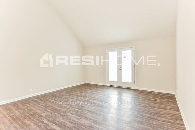 Foto del edificio - 420 Raintree Place