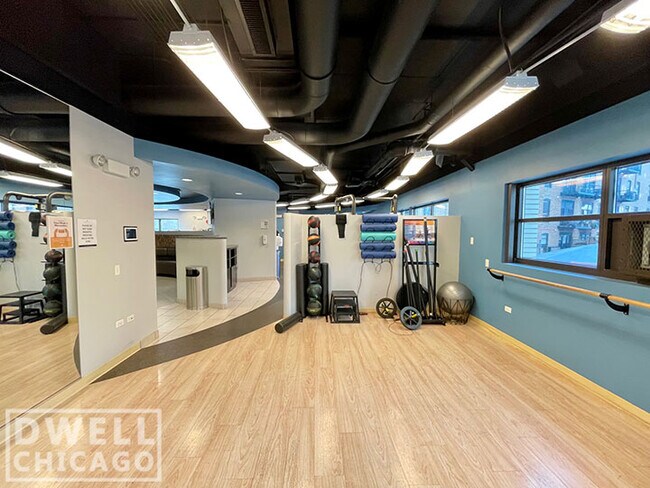 Building Photo - 3330 S Michigan Ave