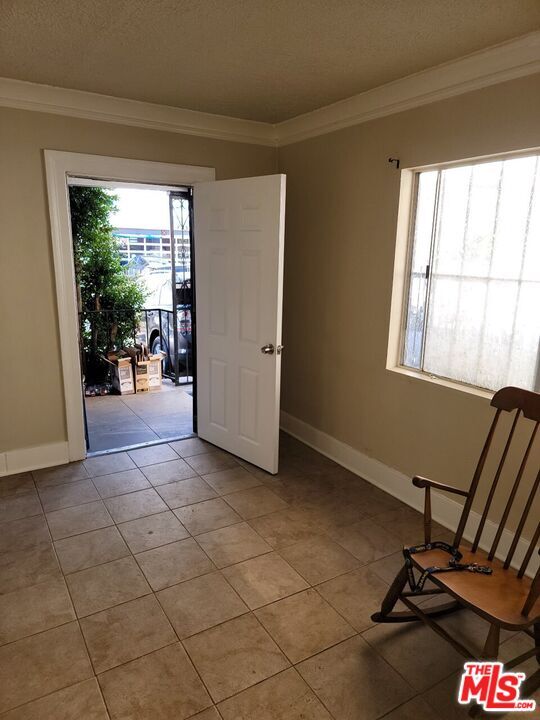 Building Photo - 712 W 40th Pl