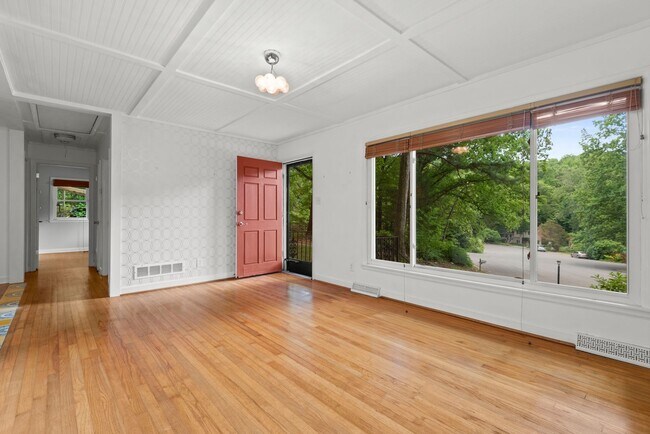 Building Photo - Charming Brick Ranch in Heritage Hills