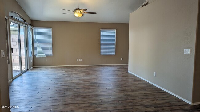 Foto del edificio - 18642 N 42nd St