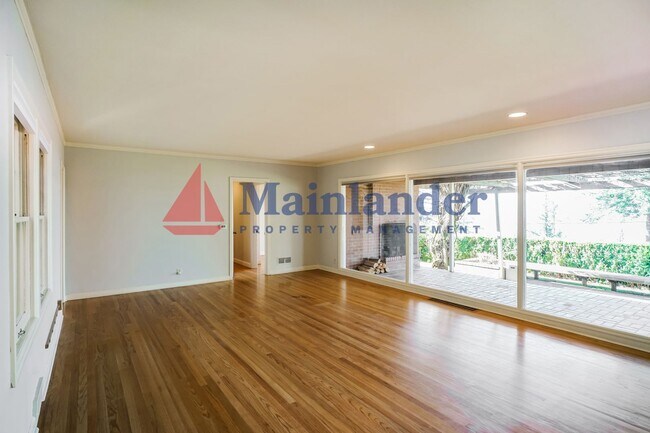 Foto del edificio - Stunning 3-Bedroom Home with Spectacular V...