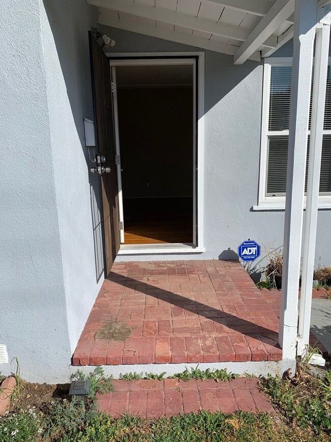 Building Photo - 1089 Palm Ave