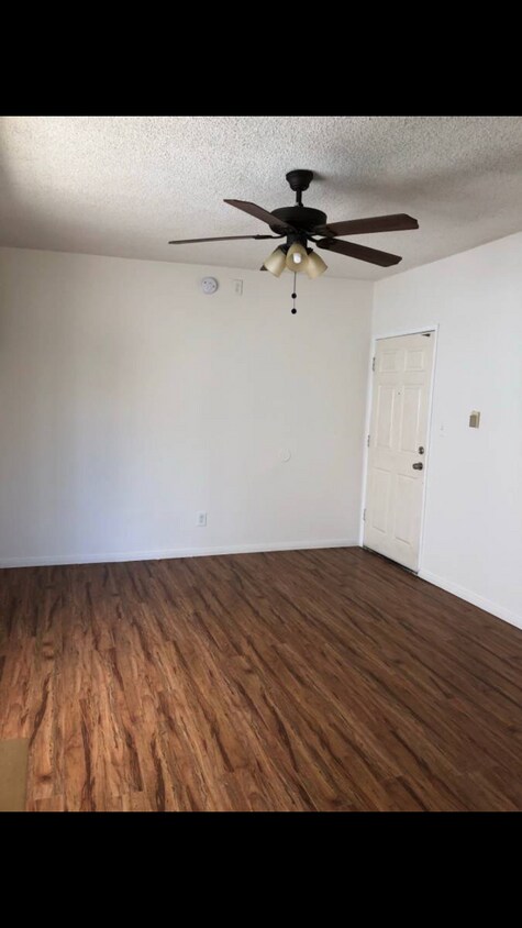 Foto principal - 2150 N Beachwood Dr