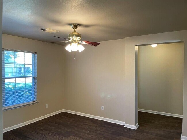 Foto del edificio - 1239 Flatrock Creek Dr