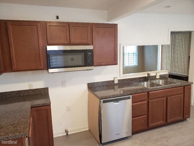 Foto del edificio - 16710 Greydale Ave