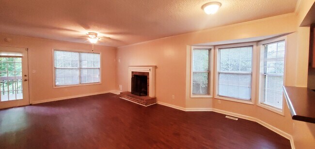 Large living room space - 5196 Laurel Bridge Ct SE