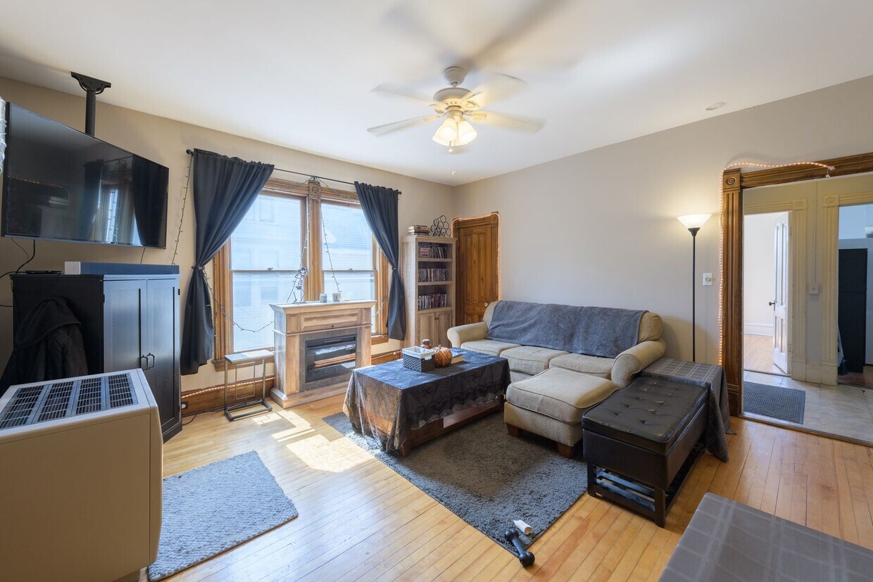 Foto principal - For Lease! Spacious 2 BD Home, Top 2 floor...