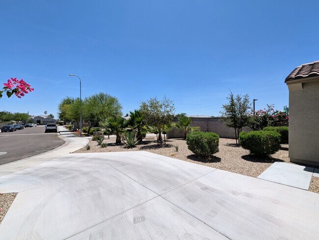 Foto del edificio - 6952 W Golden Ln