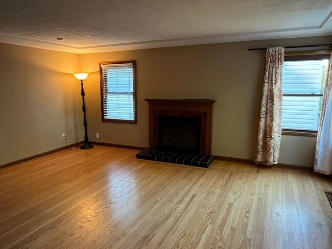 Building Photo - Urban Craftsman Gem!