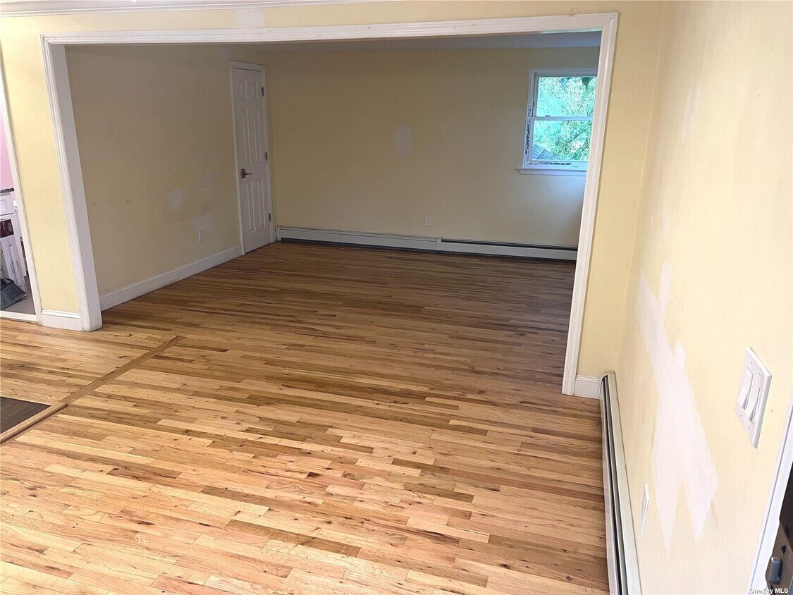 108 Ironwood St, Islip, NY 11751 Room for Rent in Islip, NY