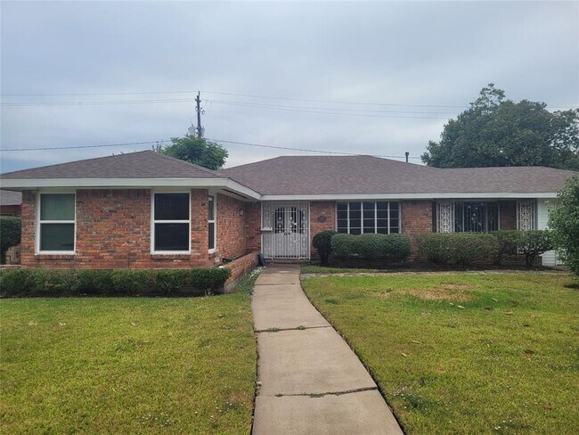 Foto del edificio - 3511 Woodvalley Dr