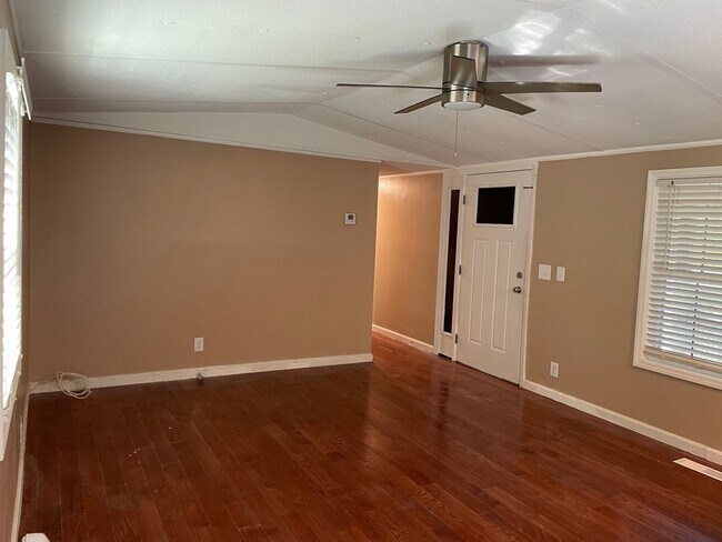 Building Photo - 3 Bed, 2 Bath Mobile home