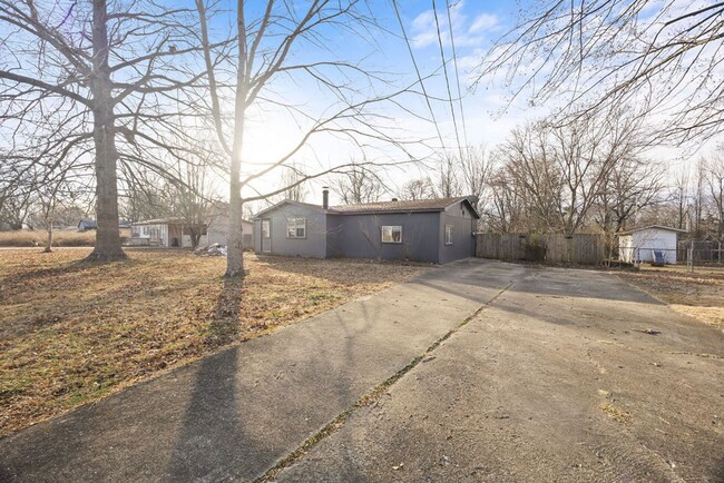 Building Photo - Cute Fayetteville House