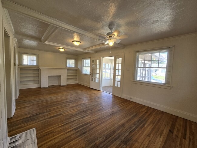 Building Photo - 922 21st St