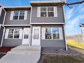Building Photo - 2040 Oakcrest Cir