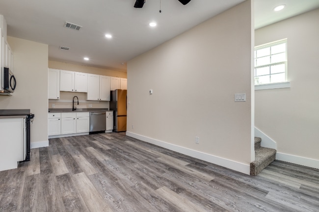 Building Photo - 511 N Davis Dr