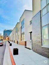 Building Photo - 527 Oak St