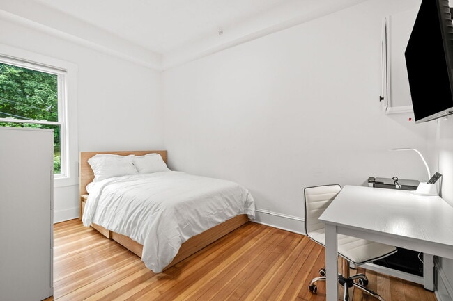 Building Photo - 18 Benedict St