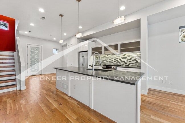 Building Photo - Amazing Townhome with Rooftop Patio, Centr...