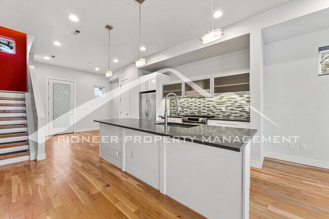 Foto del edificio - Amazing Townhome with Rooftop Patio, Centr...
