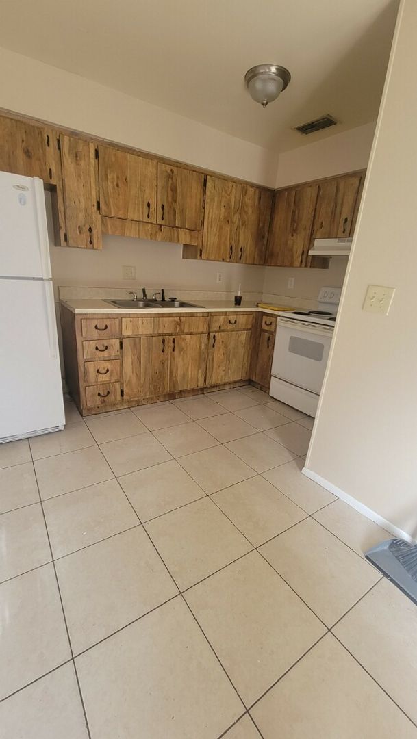 Foto del edificio - Two bedroom one and a half bathroom apartm...