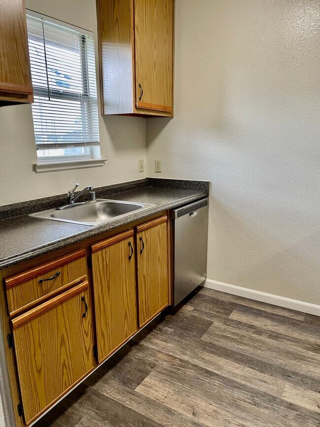 Building Photo - Charming Carmichael complex