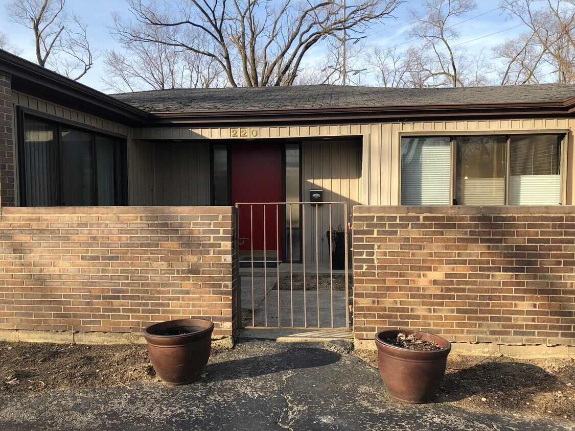 Primary Photo - 220 Southgate Dr