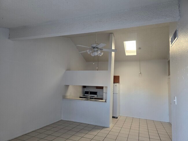 Foto del edificio - 684 White Cliffs Dr