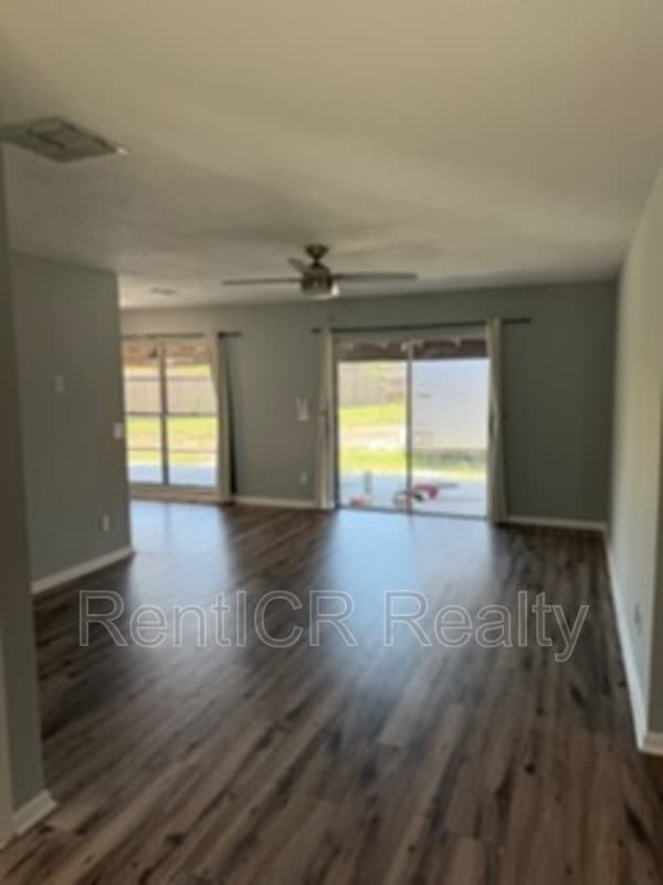 Foto del edificio - 8913 Wood Lake Ct