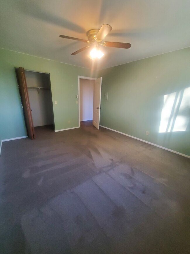 Building Photo - 2 Bedroom 1 Bath Upper Unit