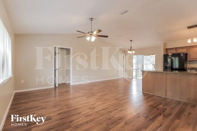 Foto del edificio - 1365 Lech Ave NW