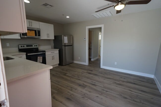 Building Photo - 1175 S Mojave Rd