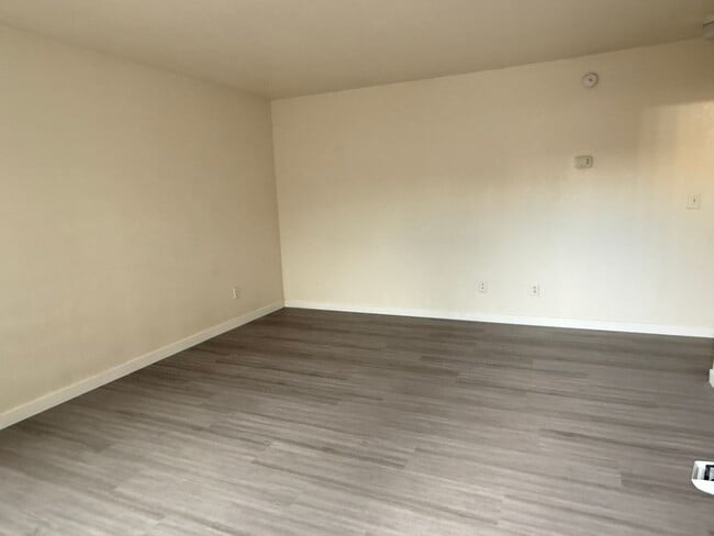 Building Photo - Nicely Redone Single Family Townhome