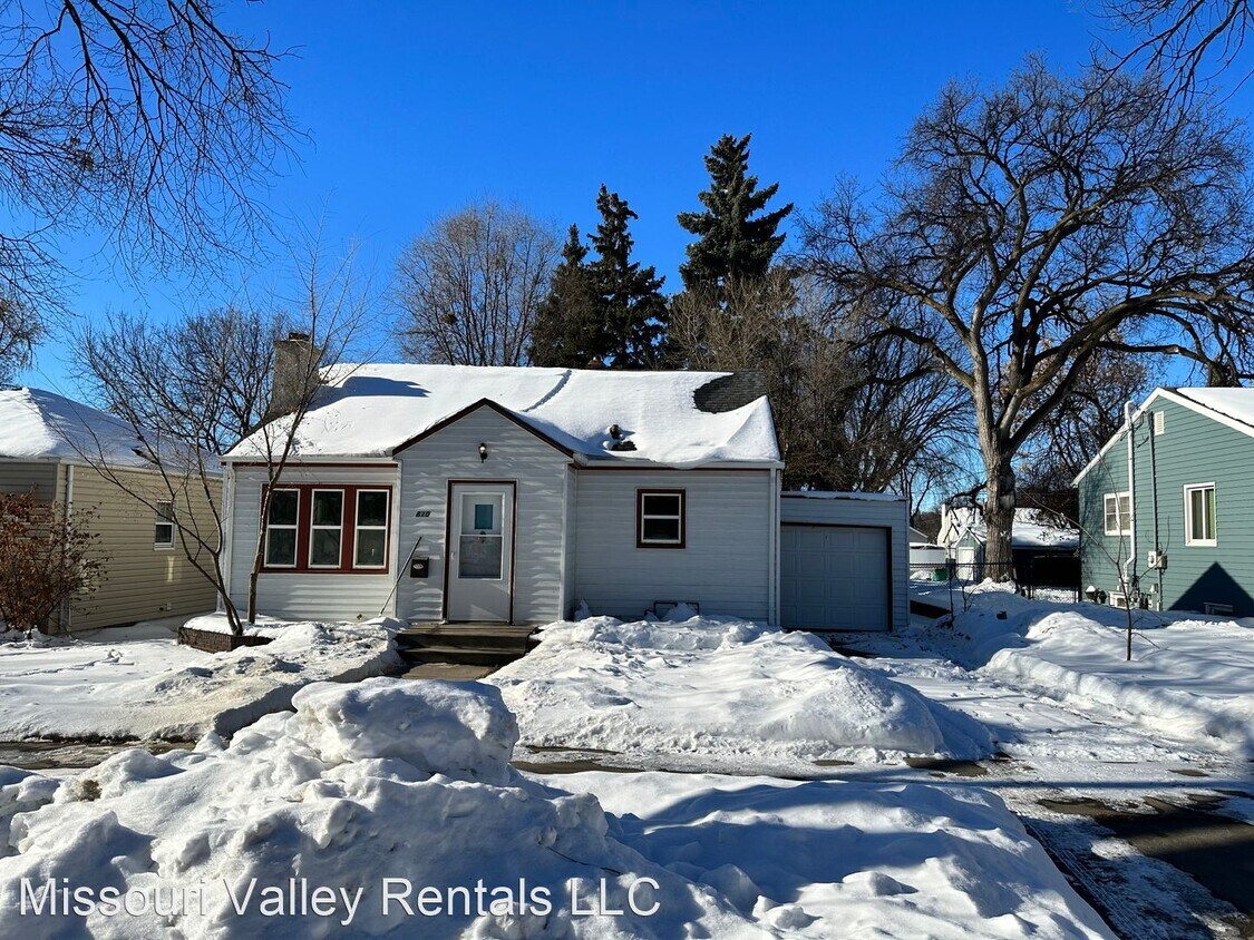 3 br, 2 bath House 810 N 10th Street House Rental in Bismarck, ND