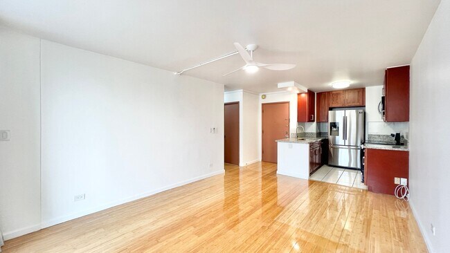 Foto del edificio - RENOVATED 2 BEDROOM UNIT AT CENTURY WEST