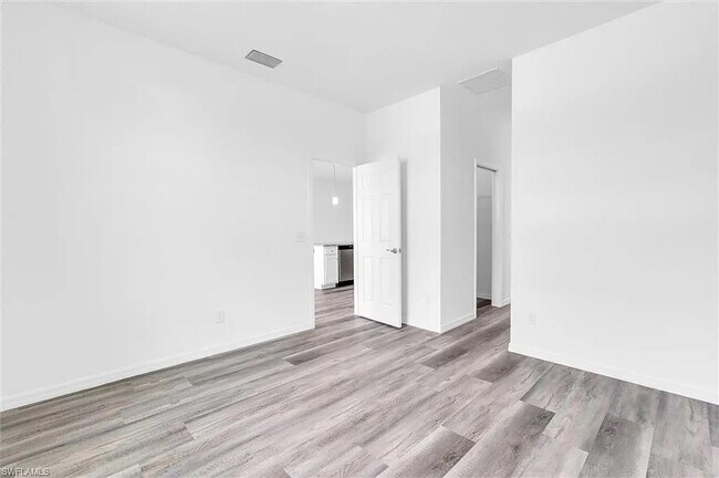 Building Photo - 422 NE 20th Terrace