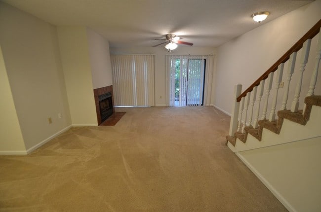 Building Photo - 407 Sunnyside Way